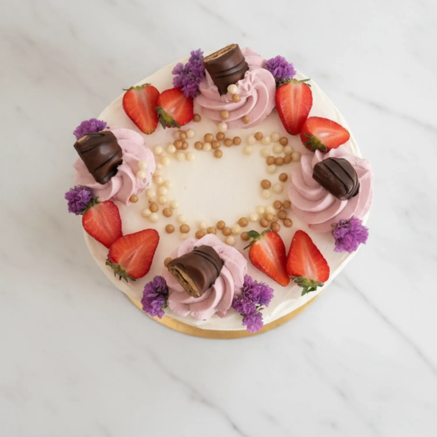 Tort long cake z owocami - widok z góry