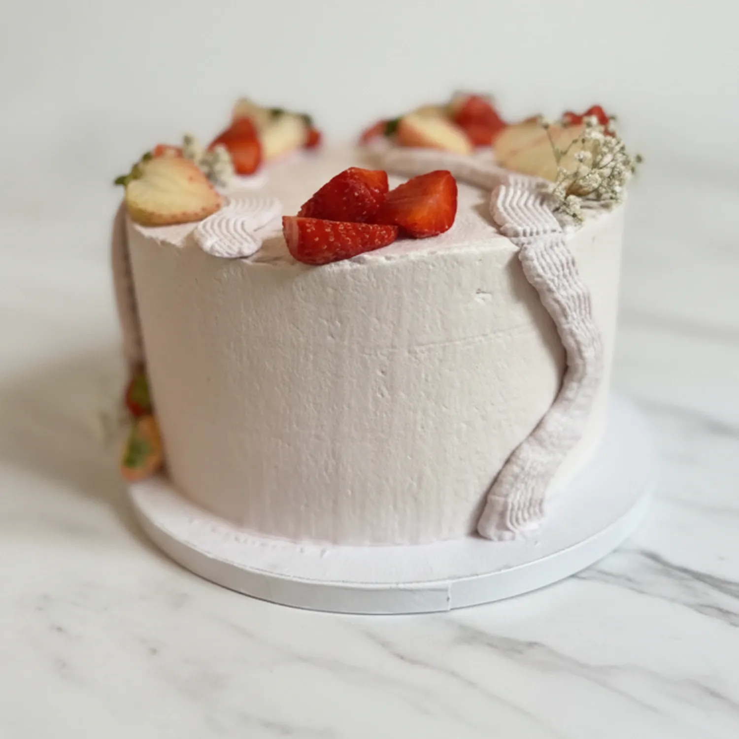 Tort long cake z truskawkami - widok z przodu